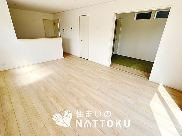 現地写真(リビング)
フローリング材には、木目、色調など木材特有の風合いがあり、ナチュラルな美しさになっています。