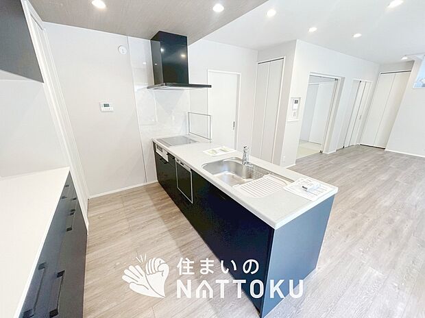 現地写真(キッチン)
収納たっぷりのシステムキッチン、浄水器付水栓を標準装備しています。