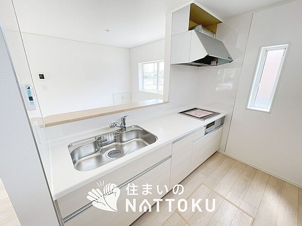 現地写真(キッチン)
収納たっぷりのシステムキッチン、浄水器付水栓を標準装備しています。
