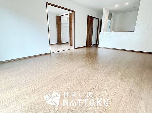 現地写真(リビング)
フローリング材には、木目、色調など木材特有の風合いがあり、ナチュラルな美しさになっています。