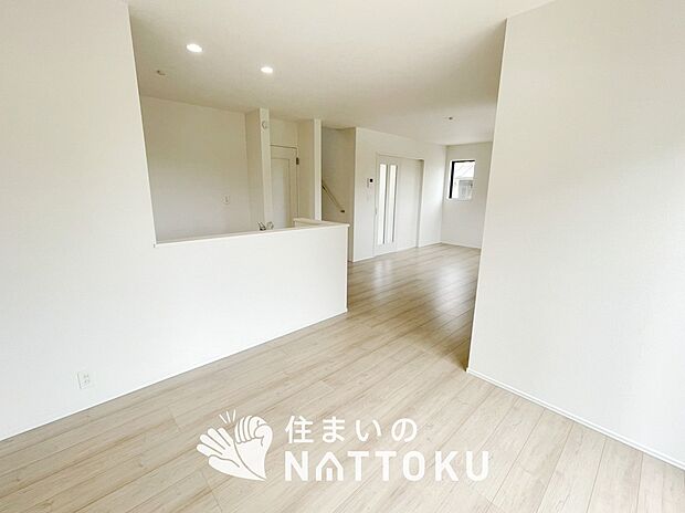 現地写真(リビング)
フローリング材には、木目、色調など木材特有の風合いがあり、ナチュラルな美しさになっています。