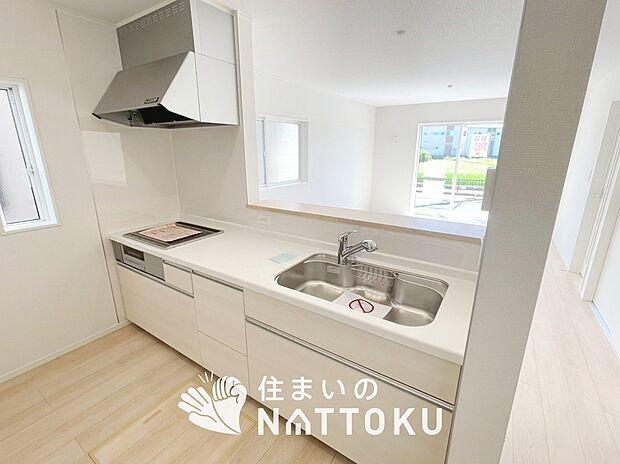 現地写真(キッチン)
収納たっぷりのシステムキッチン、浄水器付水栓を標準装備しています。