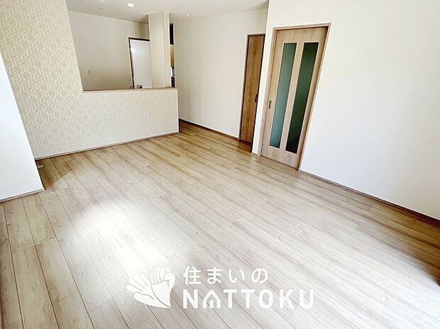 現地写真（リビング）
フローリング材には、木目、色調など木材特有の風合いがあり、ナチュラルな美しさになっています。
