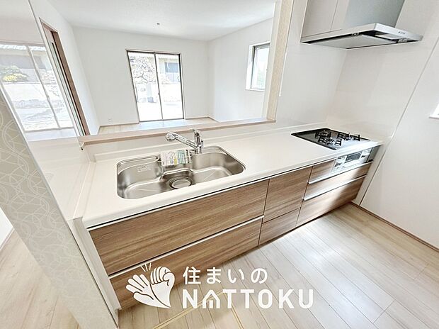 現地写真（キッチン）
収納たっぷりのシステムキッチン、浄水器付水栓を標準装備しています。
