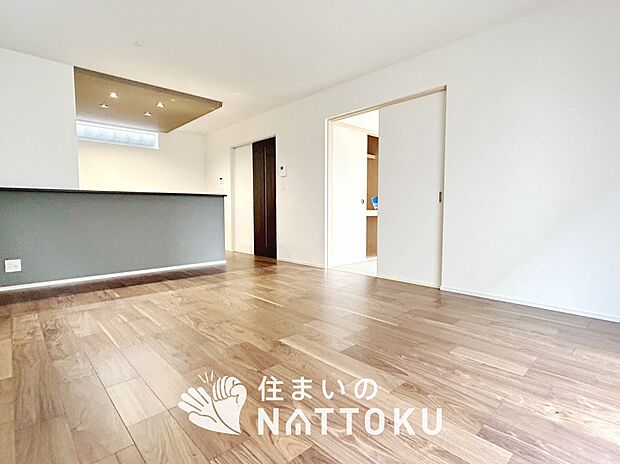 現地写真（リビング）
フローリング材には、木目、色調など木材特有の風合いがあり、ナチュラルな美しさになっています。
