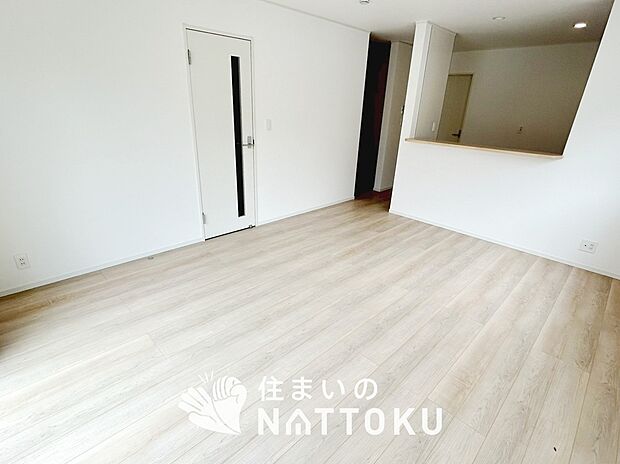 現地写真（リビング）
フローリング材には、木目、色調など木材特有の風合いがあり、ナチュラルな美しさになっています。
