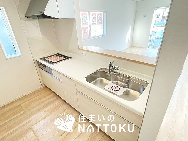 現地写真（キッチン）
収納たっぷりのシステムキッチン、浄水器付水栓を標準装備しています。
