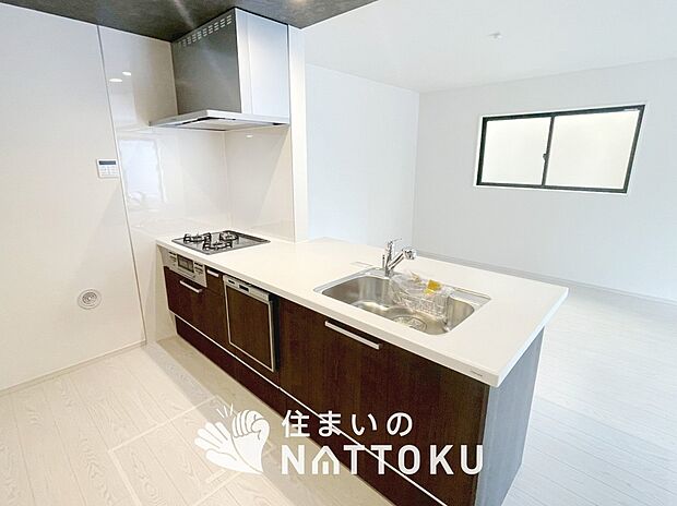 現地写真（キッチン）
収納たっぷりのシステムキッチン、浄水器付水栓を標準装備しています。
