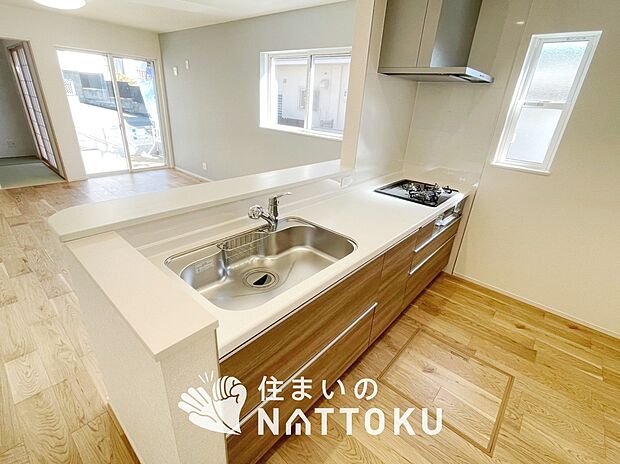 現地写真(キッチン)
収納たっぷりのシステムキッチン、浄水器付水栓を標準装備しています。