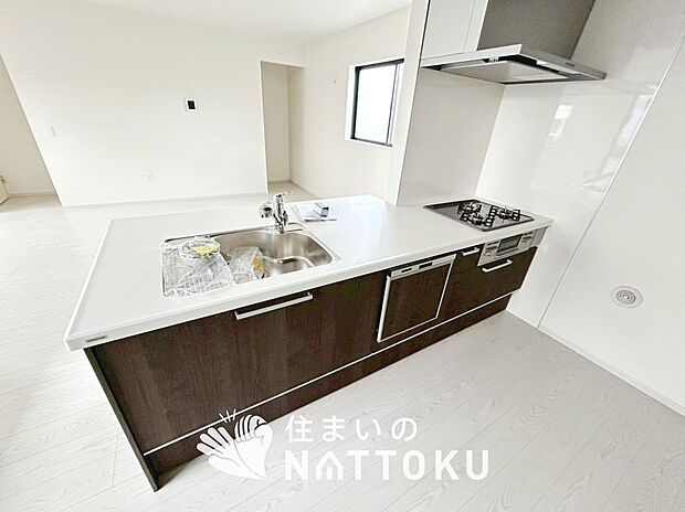 現地写真（キッチン）
収納たっぷりのシステムキッチン、浄水器付水栓を標準装備しています。
