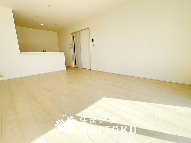 現地写真(リビング)
フローリング材には、木目、色調など木材特有の風合いがあり、ナチュラルな美しさになっています。