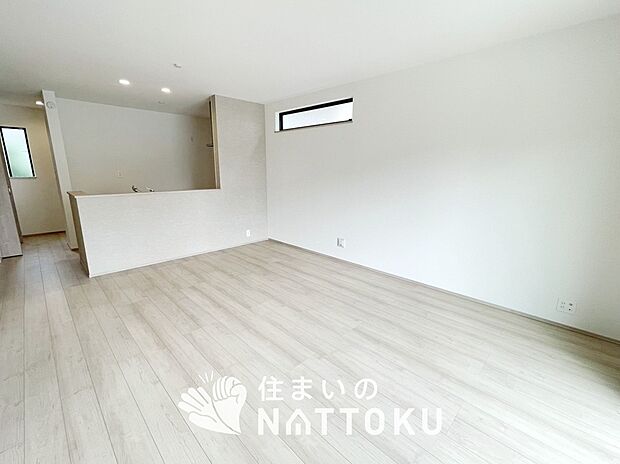 現地写真(リビング)
フローリング材には、木目、色調など木材特有の風合いがあり、ナチュラルな美しさになっています。