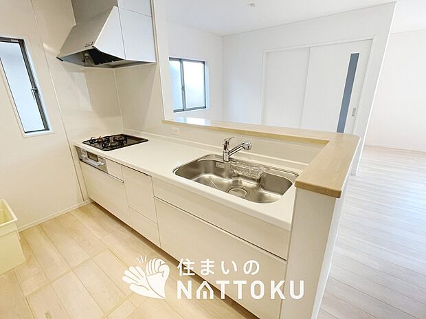 現地写真(キッチン)
収納たっぷりのシステムキッチン、浄水器付水栓を標準装備しています。