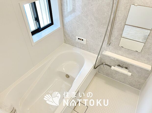 現地写真（浴室）
浴室暖房乾燥機付き。１坪タイプで広々です。