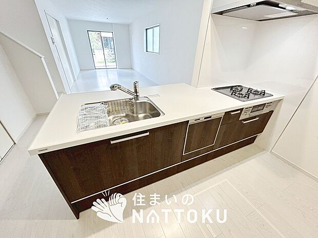 現地写真(キッチン)
収納たっぷりのシステムキッチン、浄水器付水栓を標準装備しています。