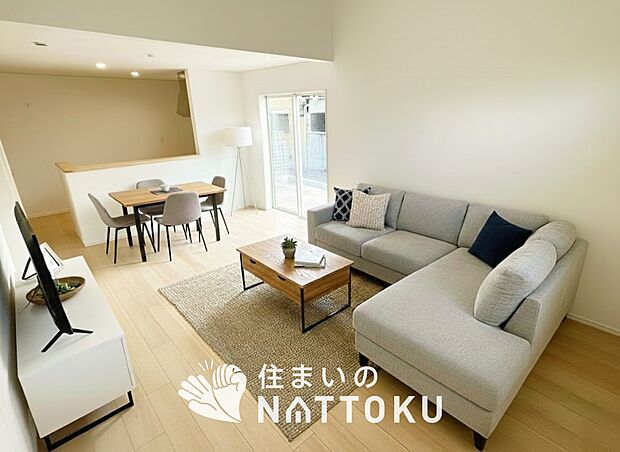 現地写真（リビング）
フローリング材には、木目、色調など木材特有の風合いがあり、ナチュラルな美しさになっています。