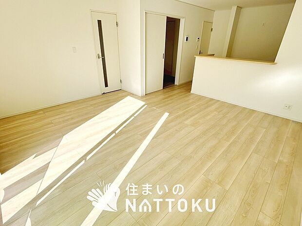 現地写真（リビング）
フローリング材には、木目、色調など木材特有の風合いがあり、ナチュラルな美しさになっています。
