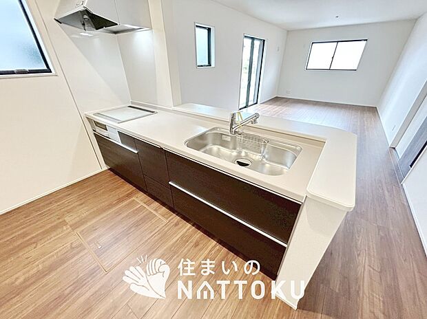 現地写真(キッチン)
収納たっぷりのシステムキッチン、浄水器付水栓を標準装備しています。