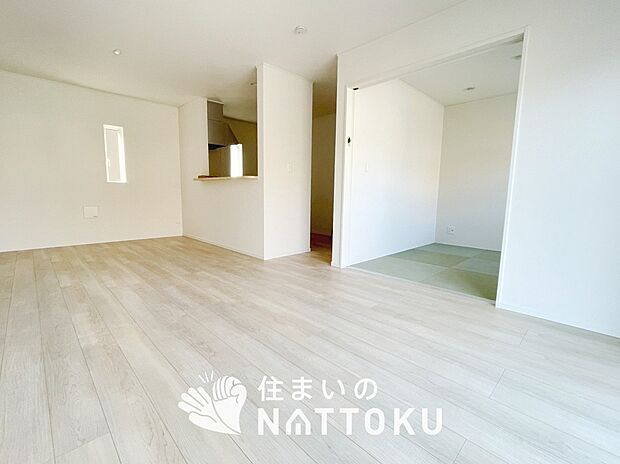 現地写真（リビング）
フローリング材には、木目、色調など木材特有の風合いがあり、ナチュラルな美しさになっています。
