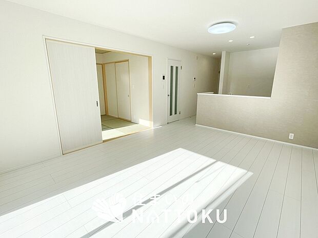 現地写真（リビング）
フローリング材には、木目、色調など木材特有の風合いがあり、ナチュラルな美しさになっています。
