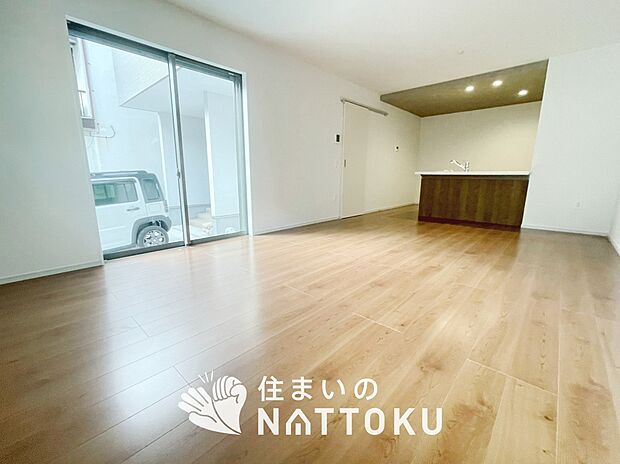 現地写真（リビング）
フローリング材には、木目、色調など木材特有の風合いがあり、ナチュラルな美しさになっています。
