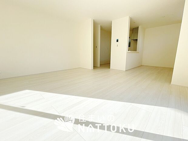 現地写真（リビング）
フローリング材には、木目、色調など木材特有の風合いがあり、ナチュラルな美しさになっています。
