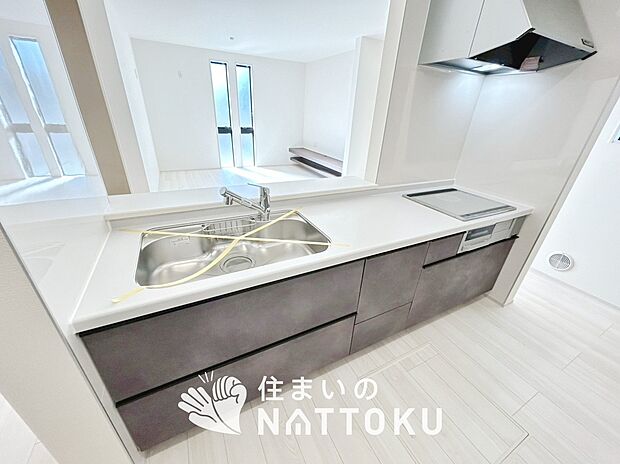 現地写真（キッチン）
収納たっぷりのシステムキッチン、浄水器付水栓を標準装備しています。