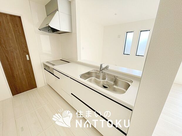 現地写真（キッチン）
収納たっぷりのシステムキッチン、浄水器付水栓を標準装備しています。