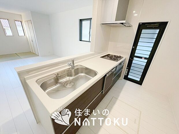 現地写真(キッチン)
収納たっぷりのシステムキッチン、浄水器付水栓を標準装備しています。