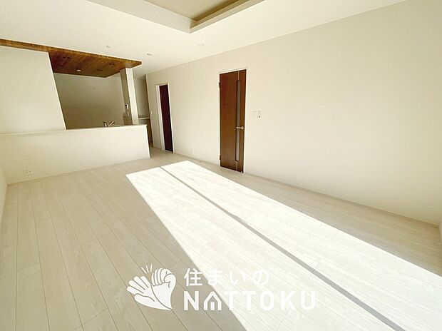 現地写真（リビング）
フローリング材には、木目、色調など木材特有の風合いがあり、ナチュラルな美しさになっています。