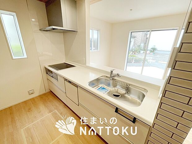 現地写真（キッチン）
収納たっぷりのシステムキッチン、浄水器付水栓を標準装備しています。