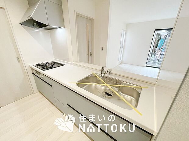 現地写真（キッチン）
収納たっぷりのシステムキッチン、浄水器付水栓を標準装備しています。