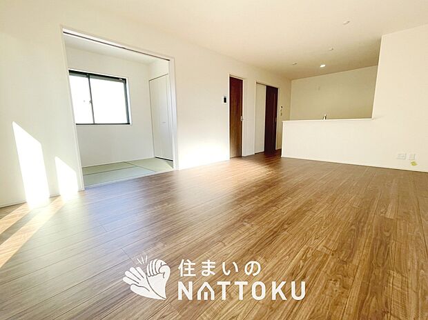 現地写真（リビング）
フローリング材には、木目、色調など木材特有の風合いがあり、ナチュラルな美しさになっています。