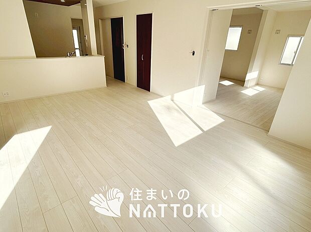 現地写真（リビング）
フローリング材には、木目、色調など木材特有の風合いがあり、ナチュラルな美しさになっています。