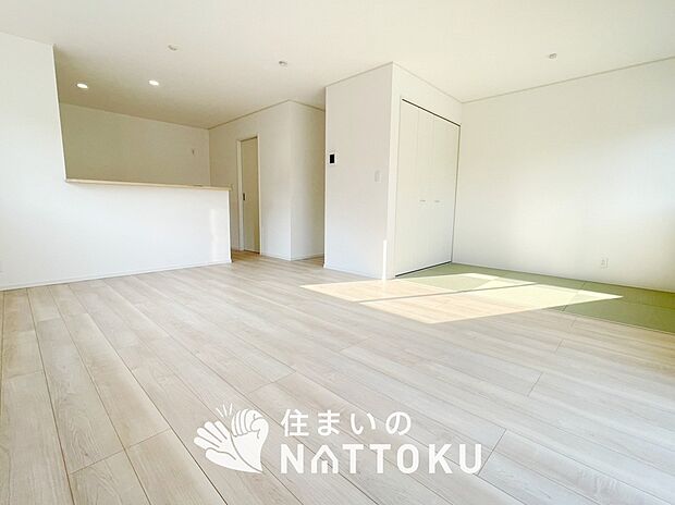 現地写真（リビング）
フローリング材には、木目、色調など木材特有の風合いがあり、ナチュラルな美しさになっています。