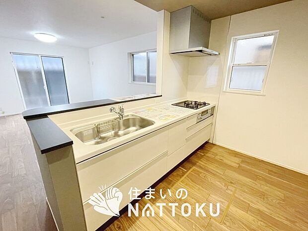 現地写真（キッチン）
収納たっぷりのシステムキッチン、浄水器付水栓を標準装備しています。