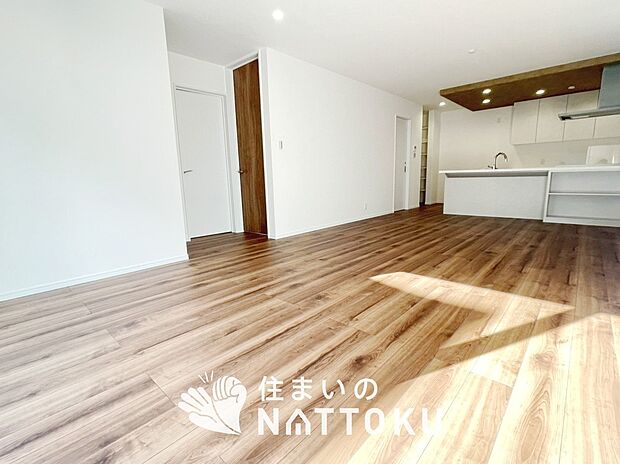 現地写真（リビング）
フローリング材には、木目、色調など木材特有の風合いがあり、ナチュラルな美しさになっています。