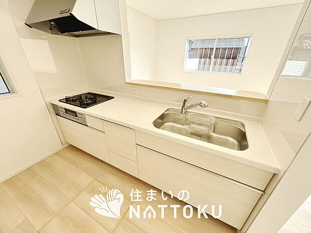 現地写真（キッチン）
収納たっぷりのシステムキッチン、浄水器付水栓を標準装備しています。