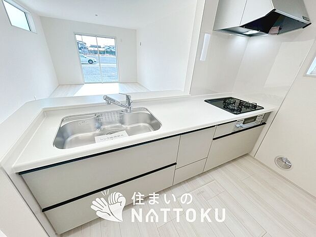 現地写真（キッチン）
収納たっぷりのシステムキッチン、浄水器付水栓を標準装備しています。
