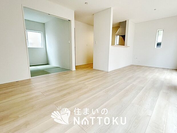 現地写真(リビング)
フローリング材には、木目、色調など木材特有の風合いがあり、ナチュラルな美しさになっています。