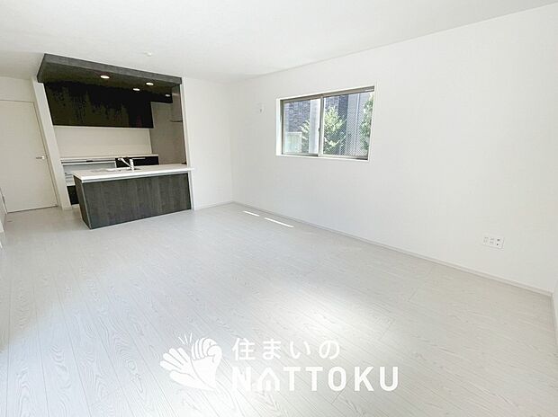 現地写真(リビング)
フローリング材には、木目、色調など木材特有の風合いがあり、ナチュラルな美しさになっています。