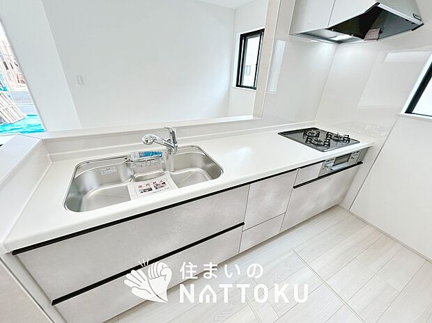 現地写真(キッチン)
収納たっぷりのシステムキッチン、浄水器付水栓を標準装備しています。