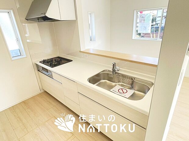 現地写真(キッチン)
収納たっぷりのシステムキッチン、浄水器付水栓を標準装備しています。