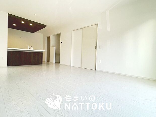 現地写真(リビング)
フローリング材には、木目、色調など木材特有の風合いがあり、ナチュラルな美しさになっています。