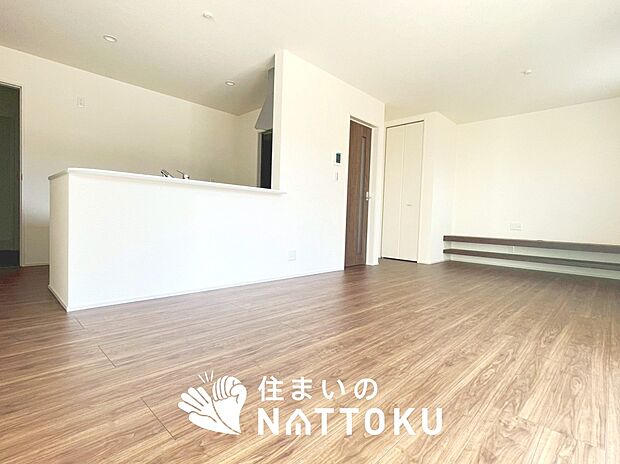 現地写真(リビング)
フローリング材には、木目、色調など木材特有の風合いがあり、ナチュラルな美しさになっています。