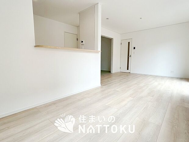 現地写真(リビング)
フローリング材には、木目、色調など木材特有の風合いがあり、ナチュラルな美しさになっています。