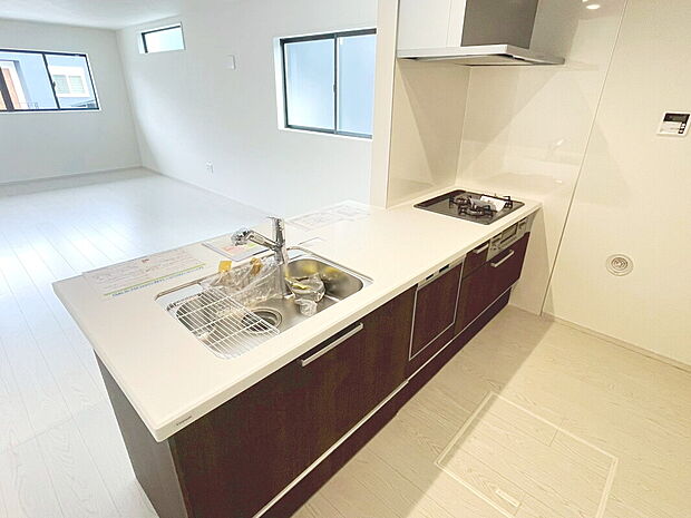 現地写真(キッチン)
収納たっぷりのシステムキッチン、浄水器付水栓を標準装備しています。