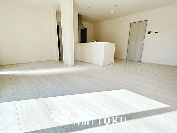 現地写真(リビング)
フローリング材には、木目、色調など木材特有の風合いがあり、ナチュラルな美しさになっています。