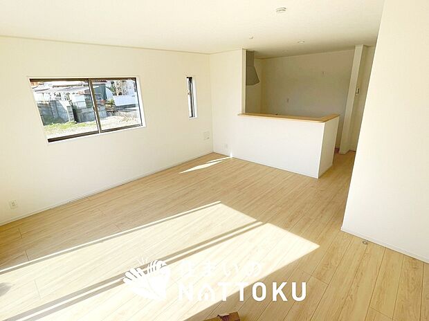 現地写真(リビング)
フローリング材には、木目、色調など木材特有の風合いがあり、ナチュラルな美しさになっています。