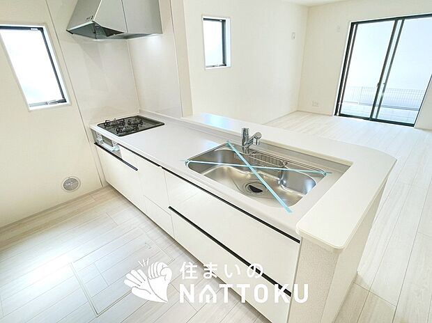 現地写真(キッチン)
収納たっぷりのシステムキッチン、浄水器付水栓を標準装備しています。